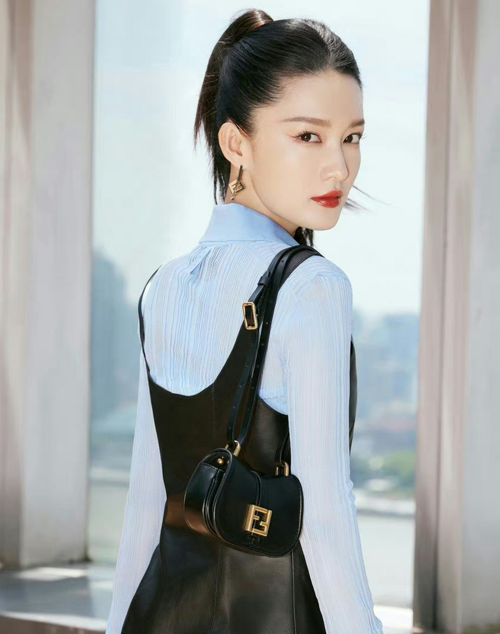 李沁,长袖搭配黑色皮裙,扎个马尾辫真美!