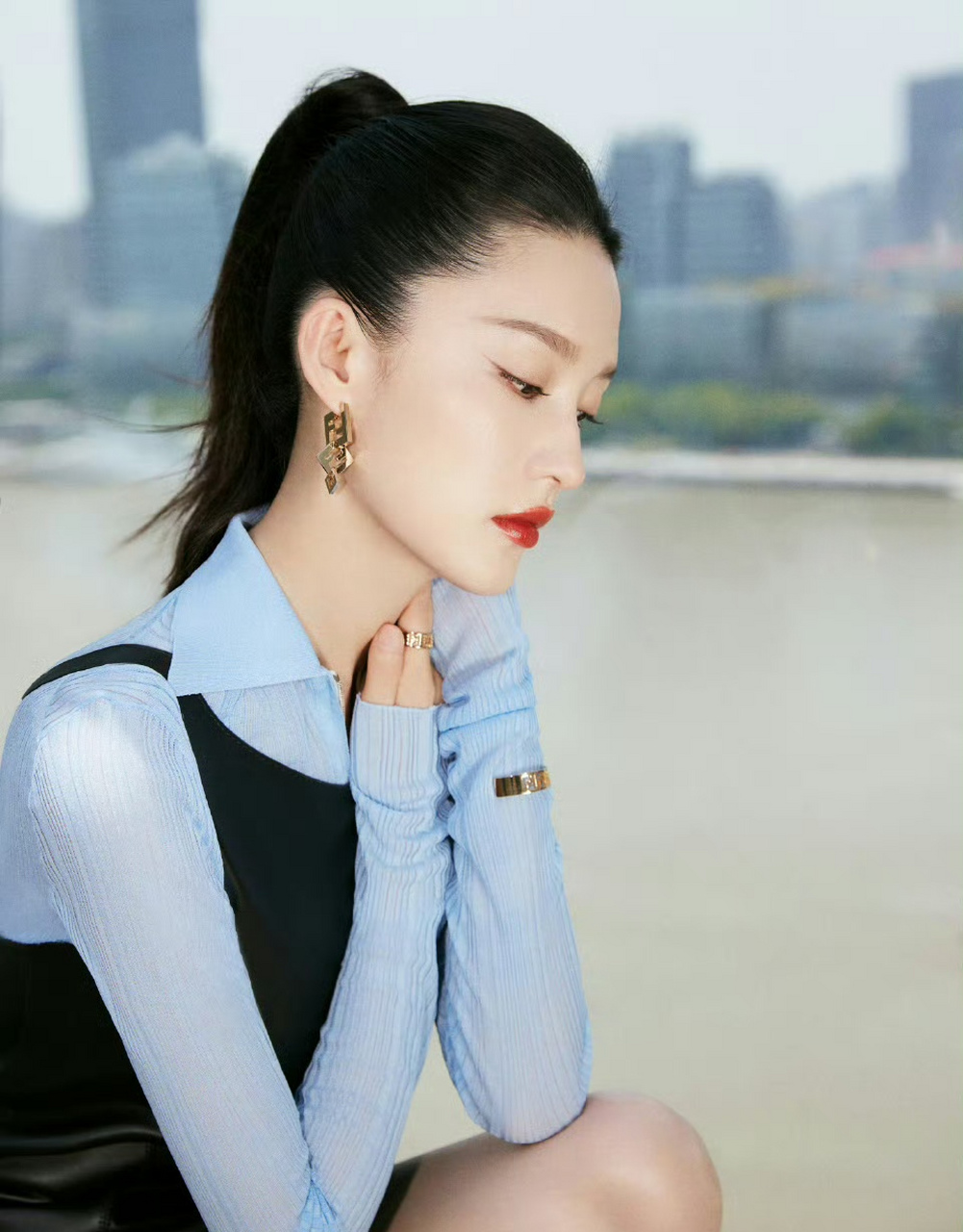 李沁,长袖搭配黑色皮裙,扎个马尾辫真美!