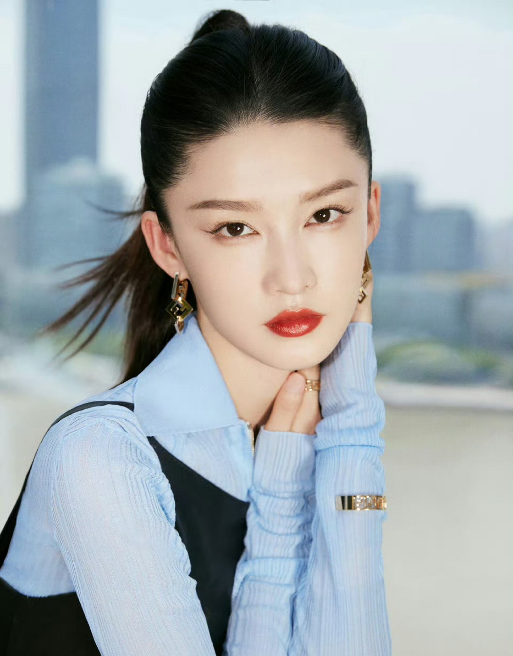 李沁,长袖搭配黑色皮裙,扎个马尾辫真美!
