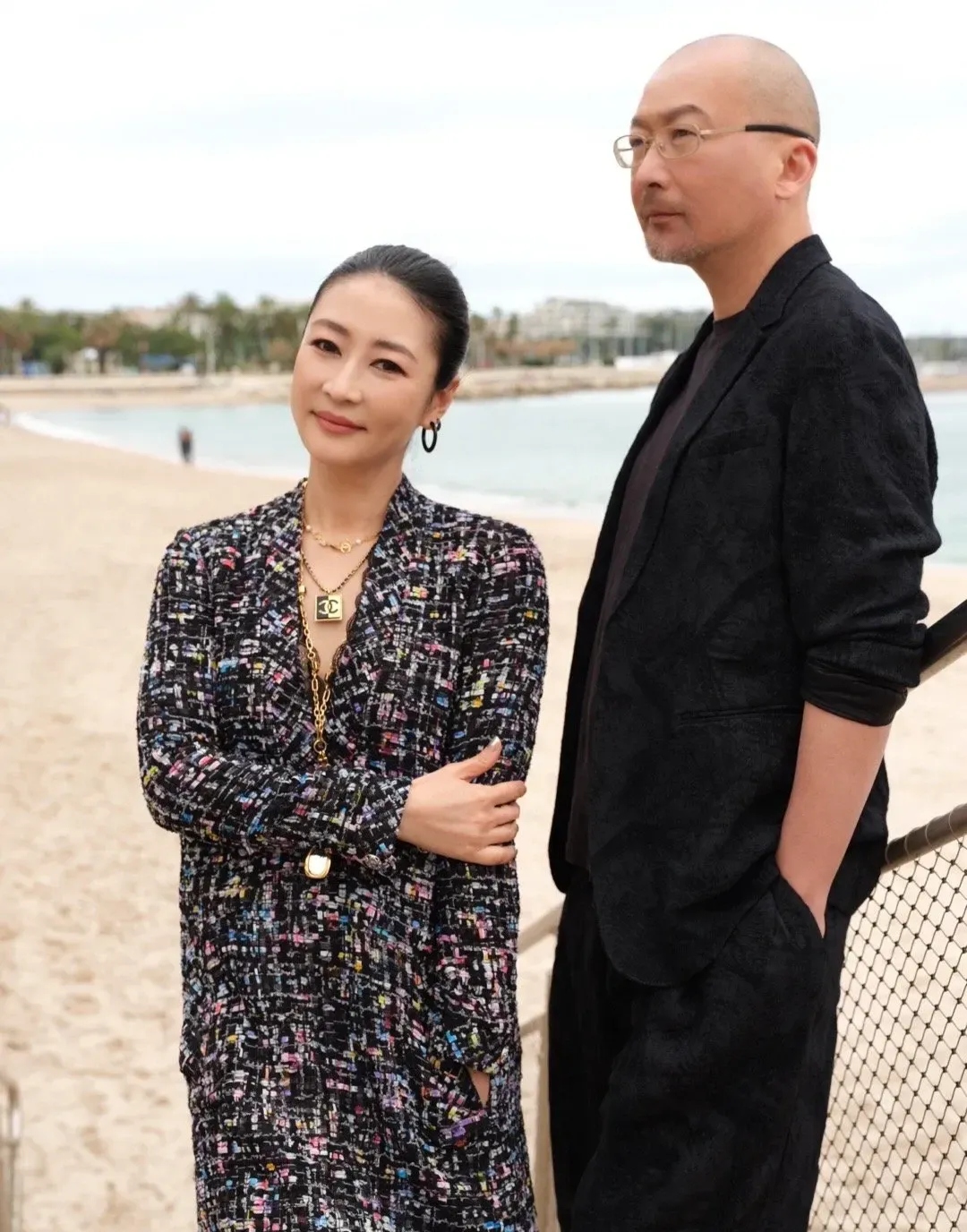 梁静在521当天晒和导演老公管虎在戛纳街头,海边,红毯手挽手的恩爱