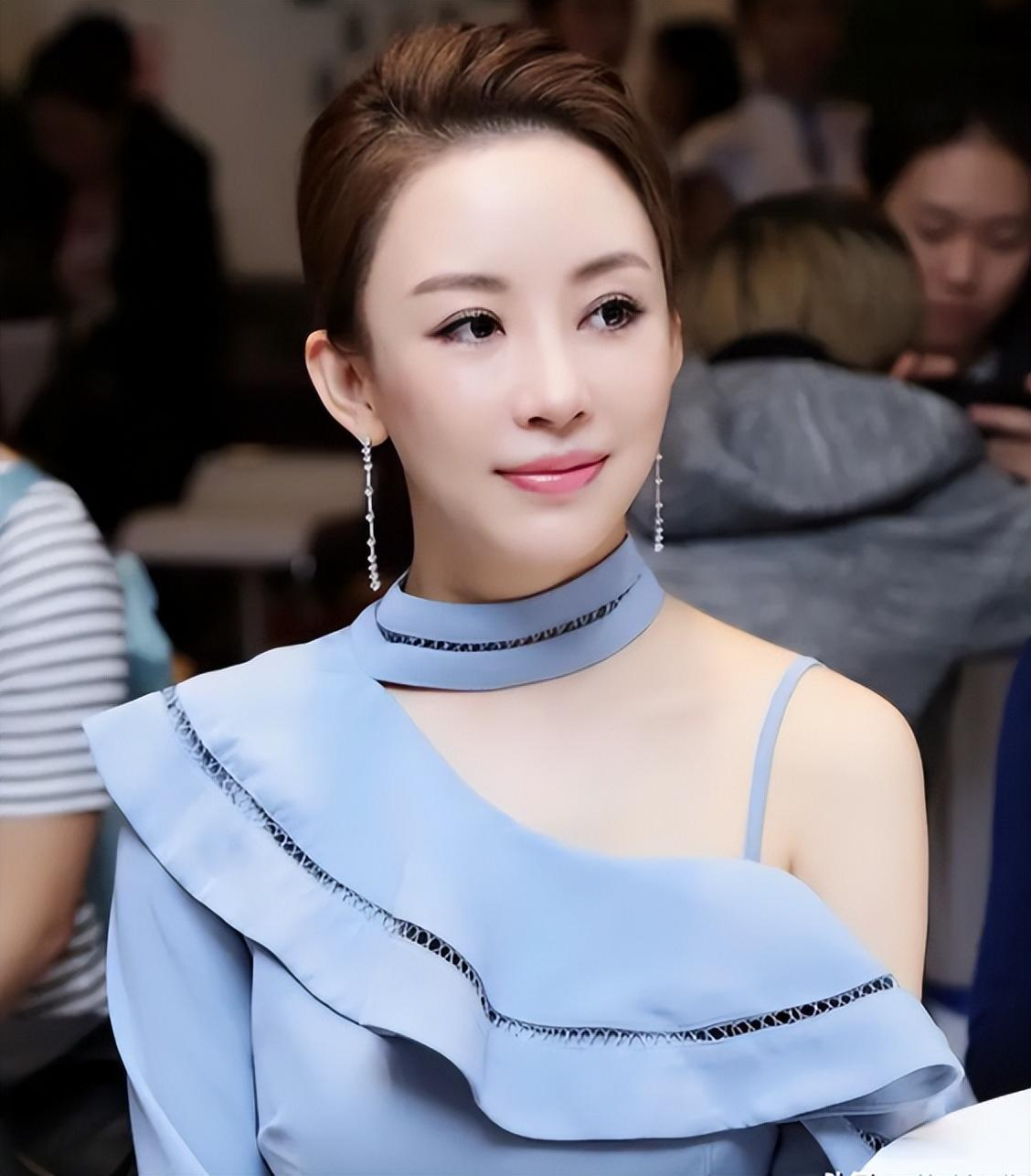 42岁潘晓婷近照曝光!皮肤白嫩身材火辣,看完才知道为何无人敢娶