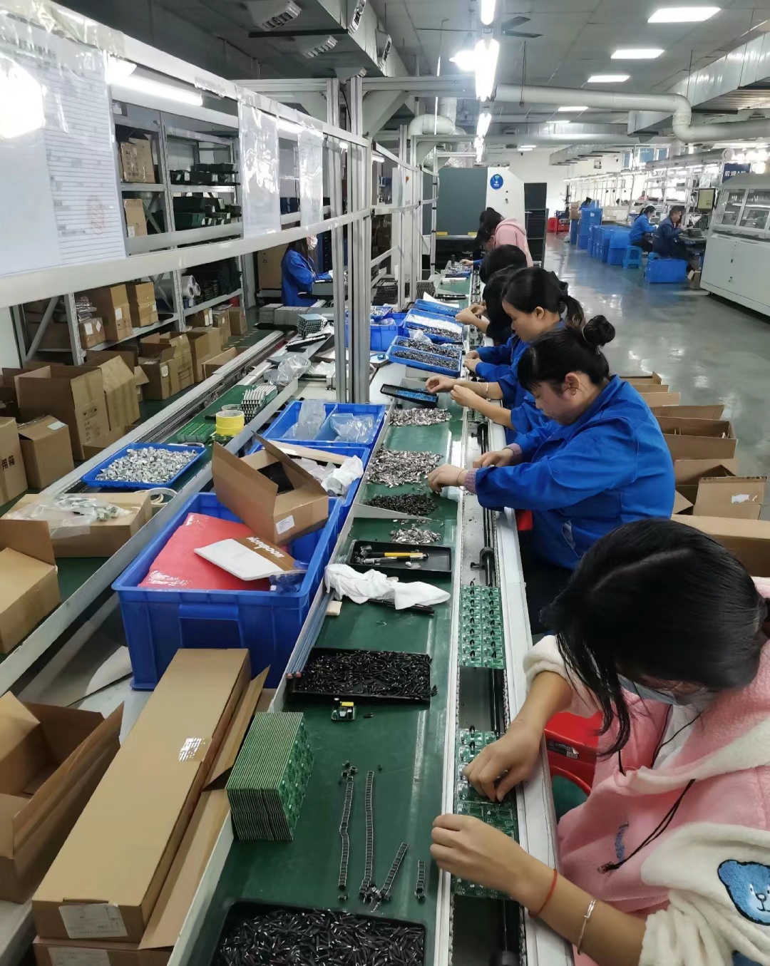 当你站在电子制造工厂的入口处,那一刻,学历的分量便显而易见