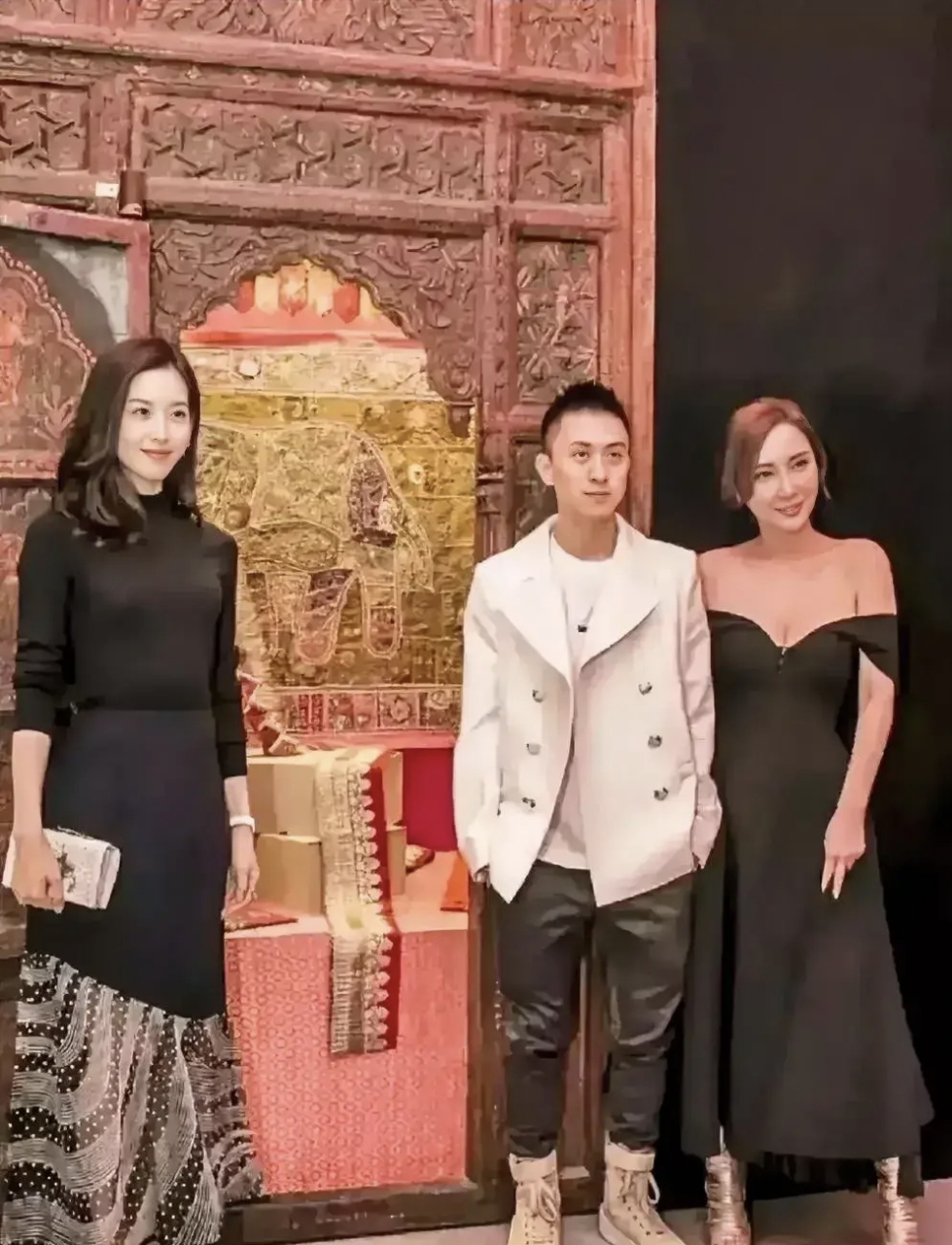 京东老板娘章泽天与"超级富二代"秦奋共同出席活动的场景,引发了广泛