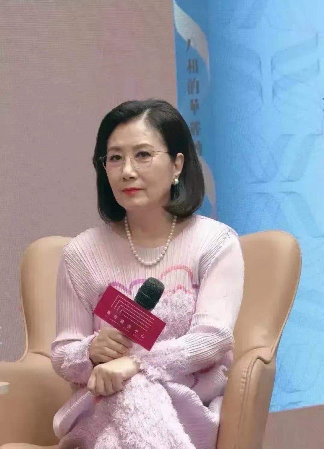 明星保养的真的是太好了汪明荃大姐如果不告诉你年龄怎么看也看不