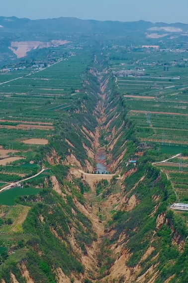 走进平陆县部官镇西祁村,步行没多久,一道深深的鸿