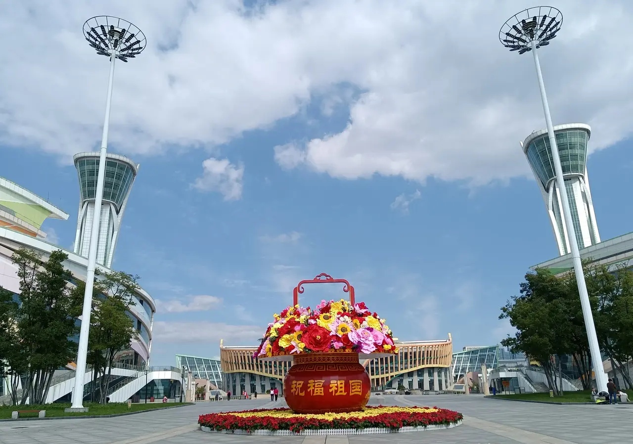 潍坊人民广场,矗立着两座高高的观光塔,已然成为了潍换