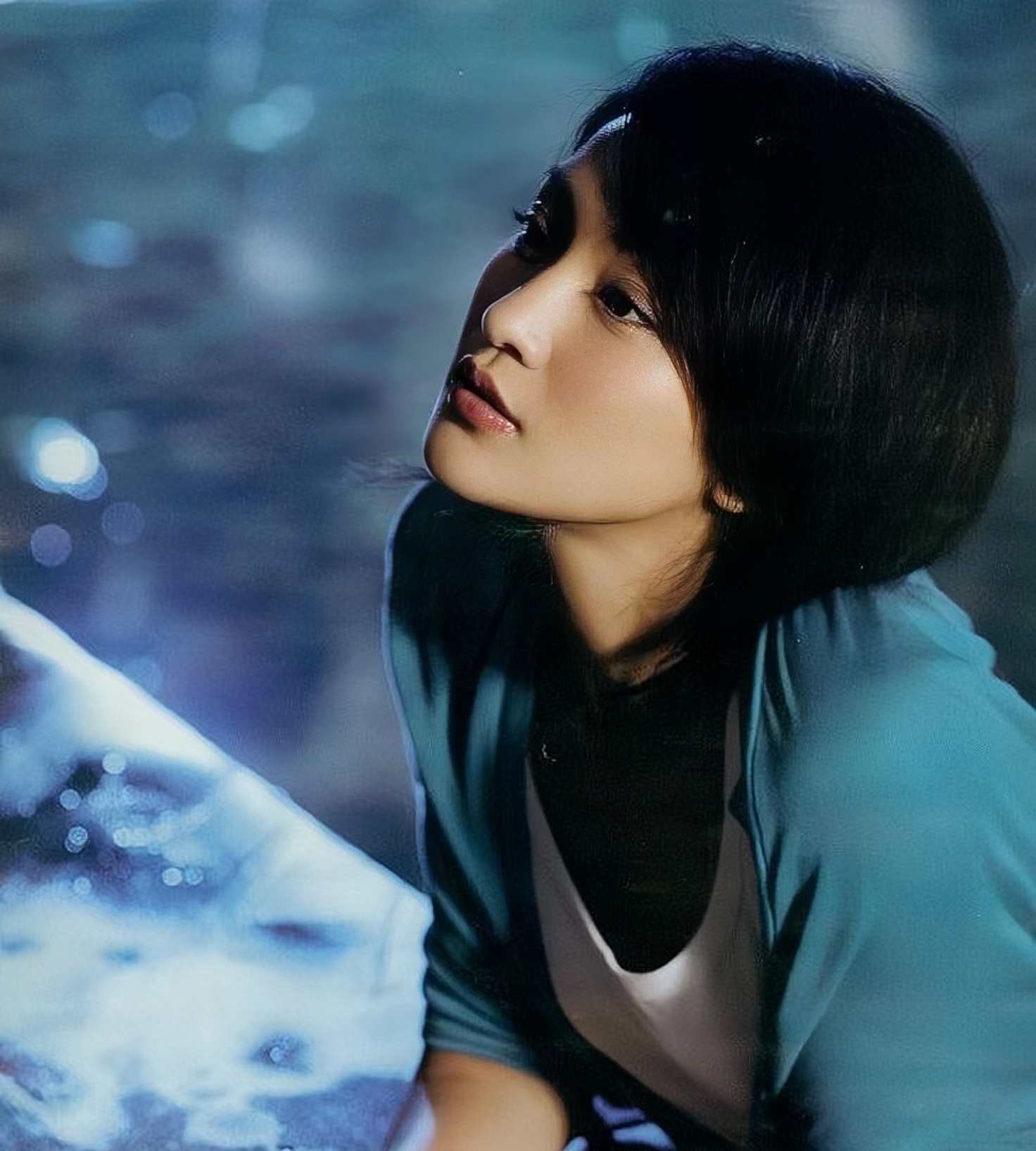 说实话,我特别喜欢早期的周迅,因为那时候的她看起来很漂亮,很清纯