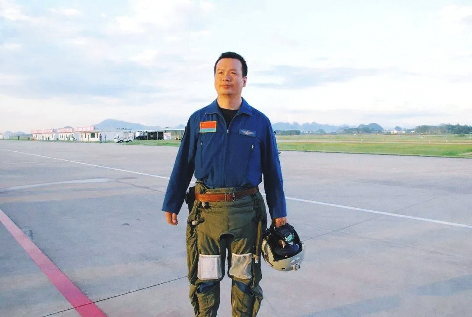 "巨大的轰鸣声几乎要把他的耳膜震碎,王建东意识到,是飞机撞鸟了.