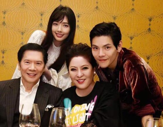 据说,孙女向芷是唯一一个,敢称呼"两道通吃"的爷爷向华强为"华强,强强