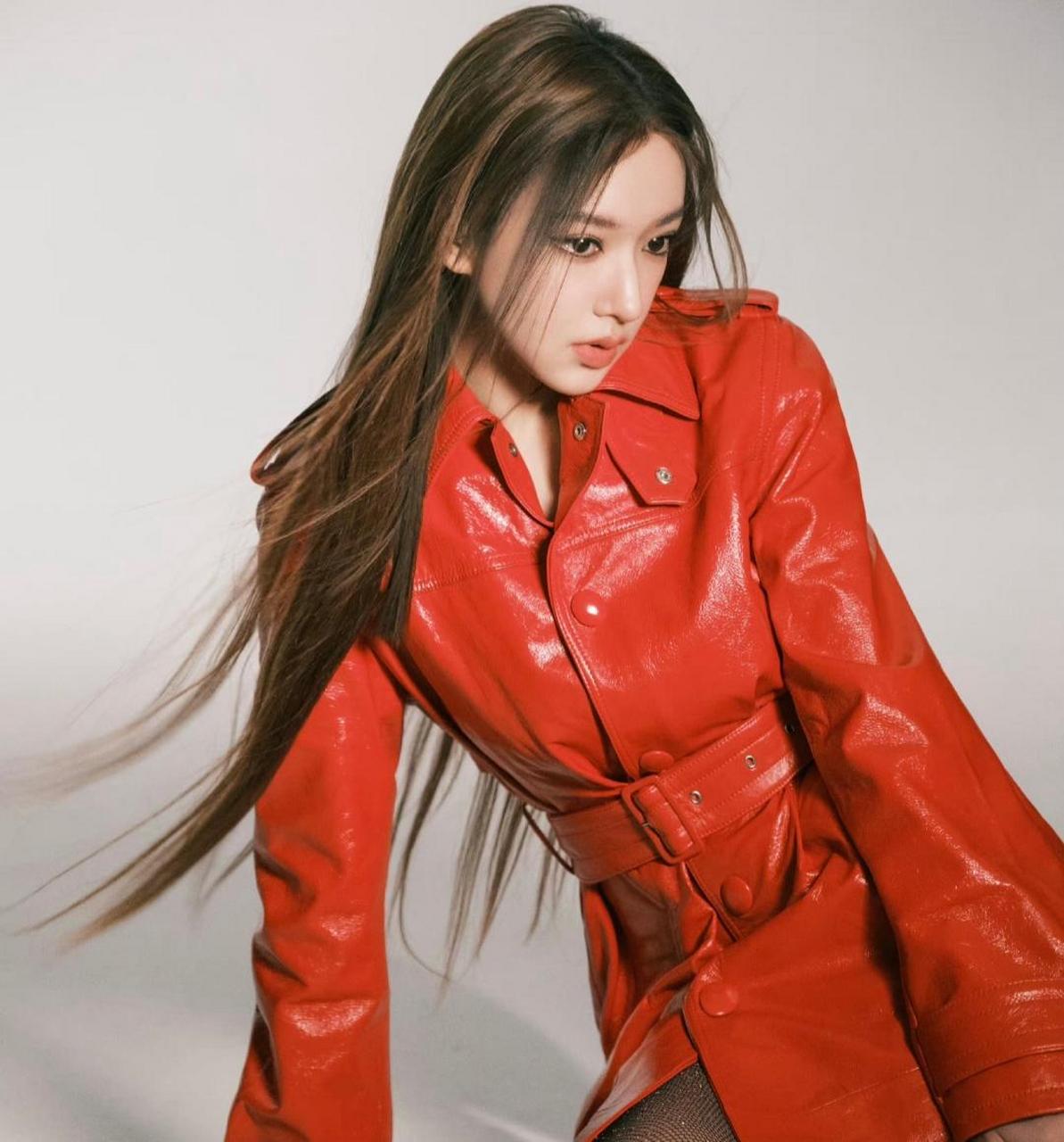 程潇穿红皮衣搭配黑丝