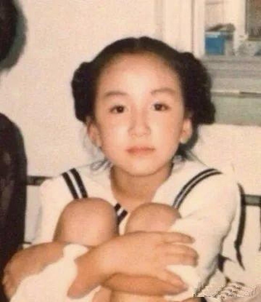 娄艺潇小时候五官就很接近成人比例了