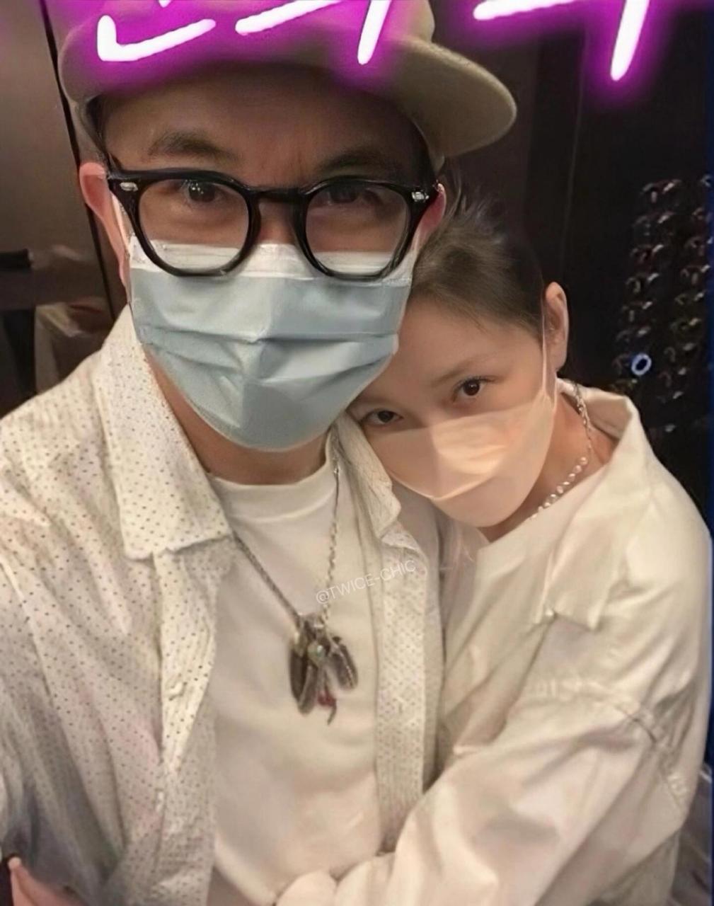 大s这个拍照姿势就挺小鸟依人,哪个男的不喜成"大呲花"