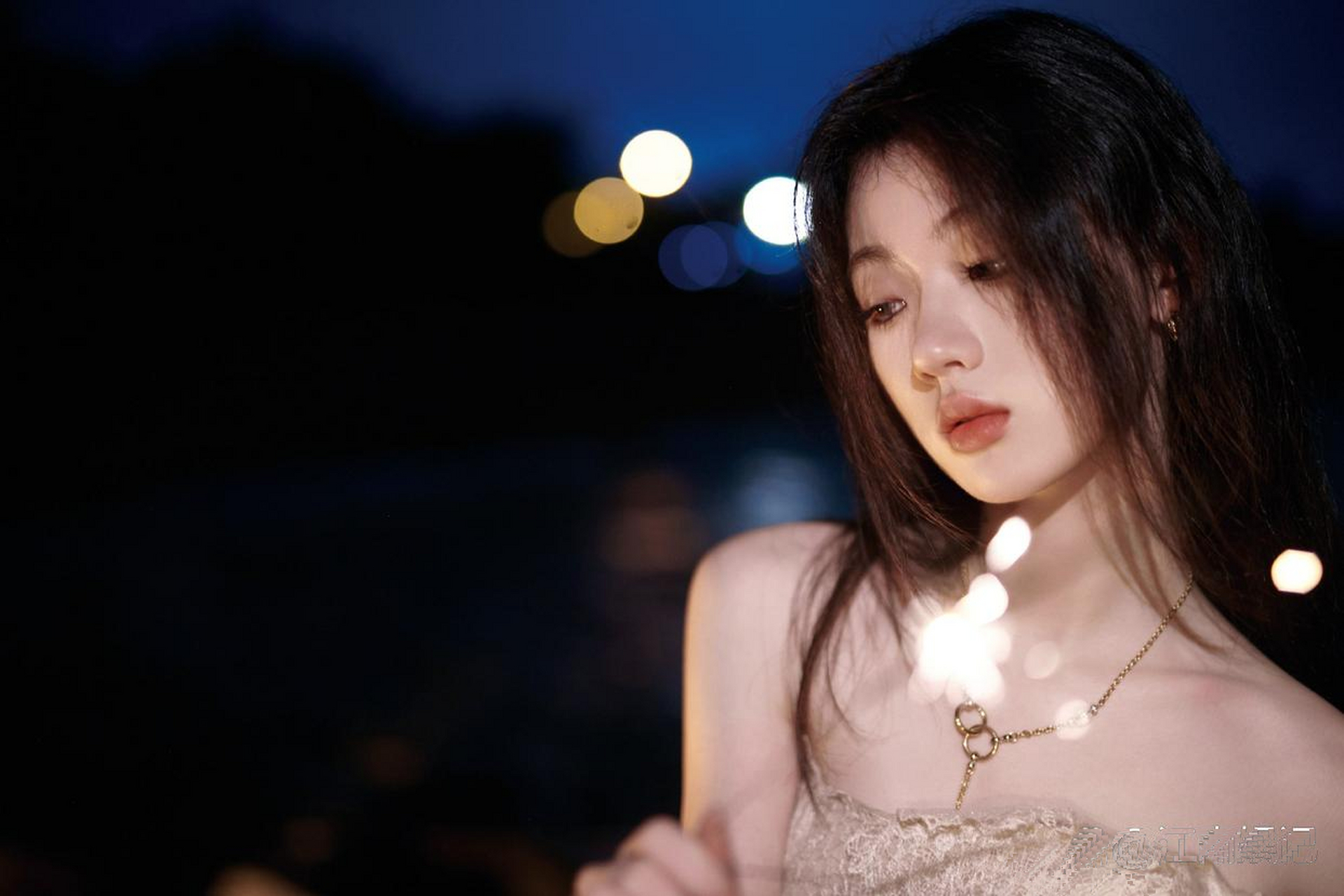 单依纯身穿一件黑色的抹胸连衣裙,将她那迷人的身材完美展现出来,光滑