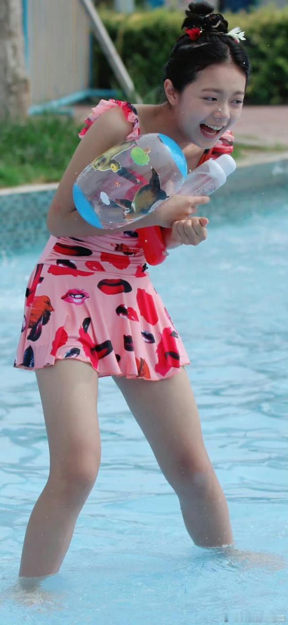 赵今麦因出演多部剧被关注,近期网友曝光其早期泳装照引发热议.