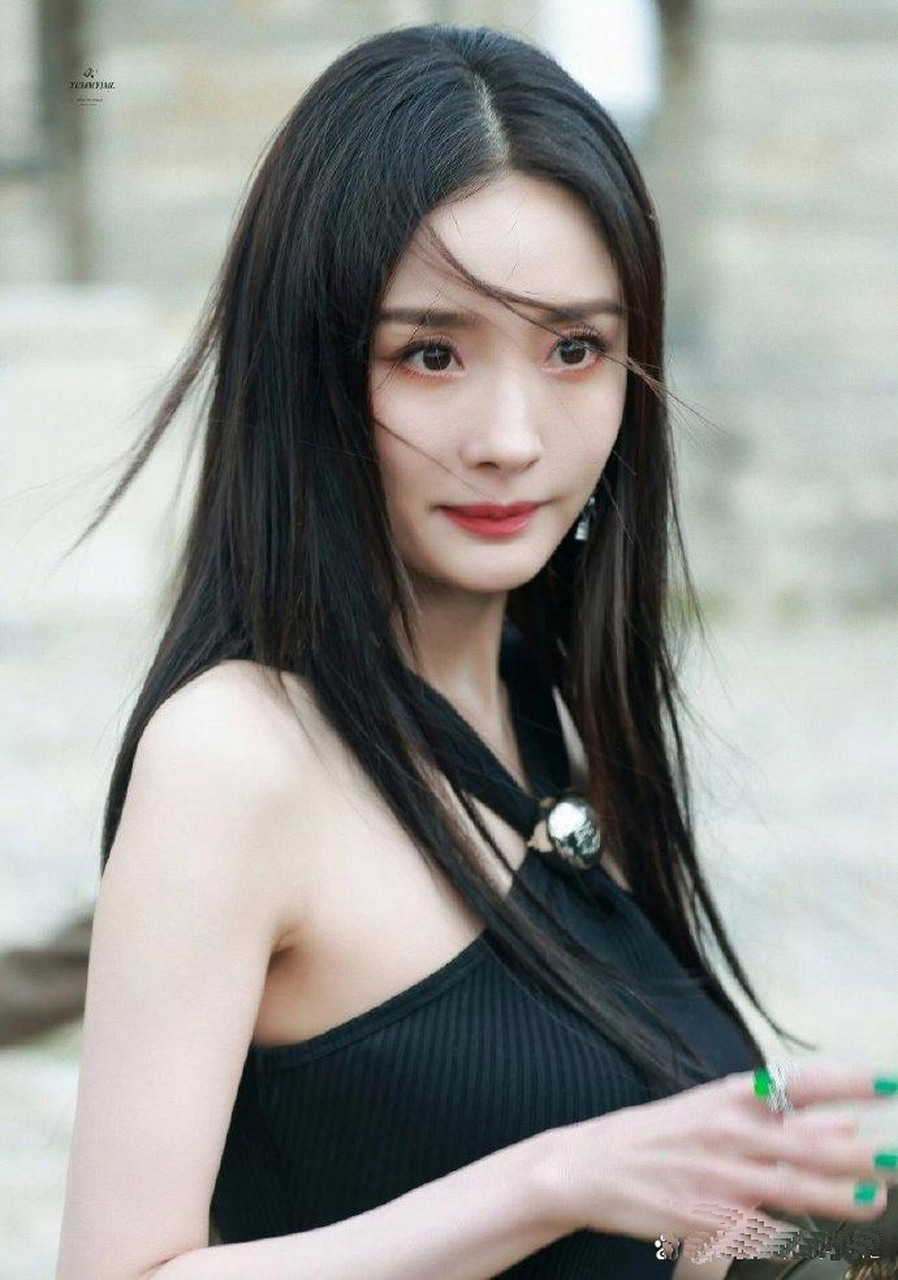 杨幂涂绿色指甲