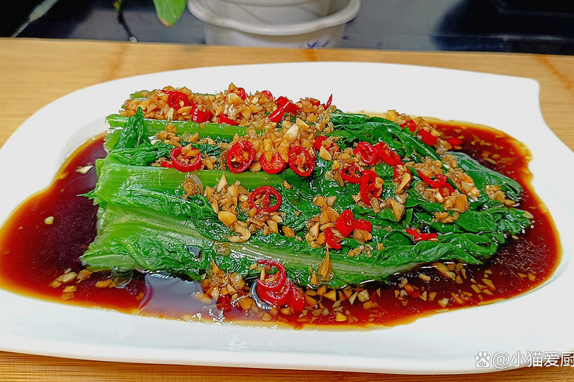 文章介绍白灼莴笋叶做法,用盐水浸泡去污,焯水时加盐油保持翠绿,松茸