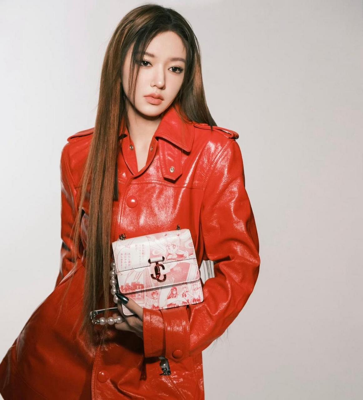 程潇穿红皮衣搭配黑丝