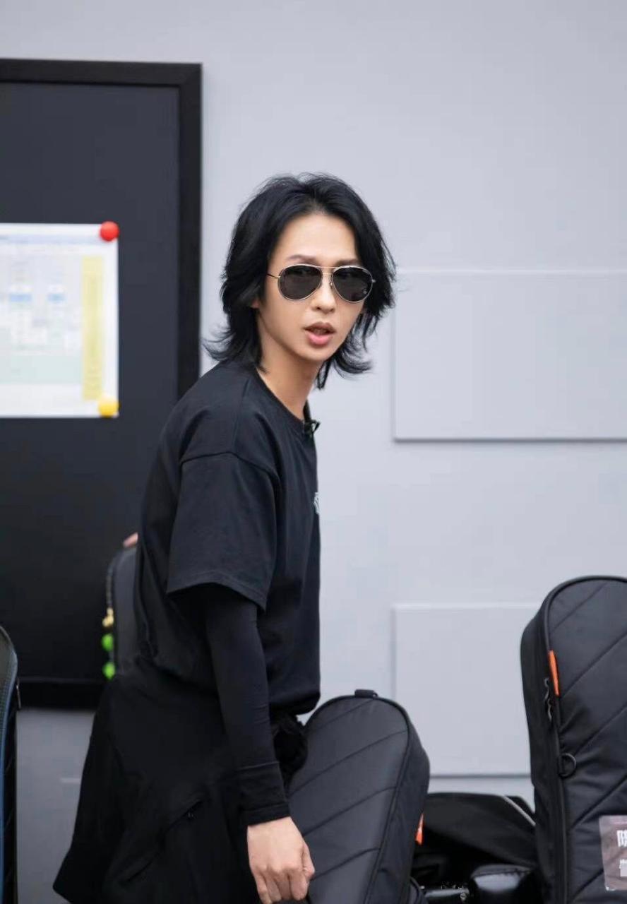 窦唯之后,"黑豹乐队"又爆火,主唱张淇成"披荆哥哥"人气王,40岁张淇