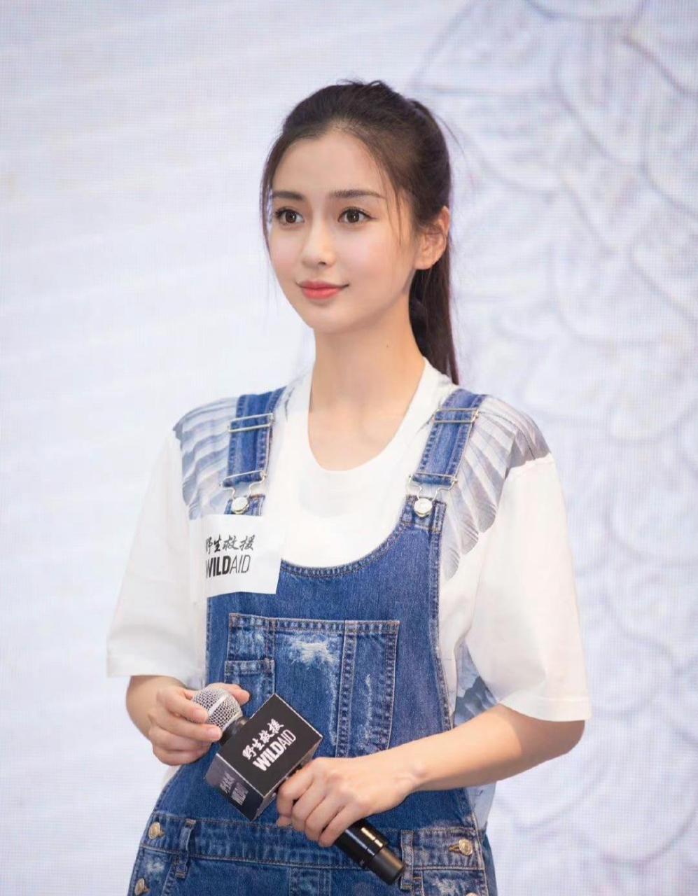 杨颖身穿牛仔背带裤