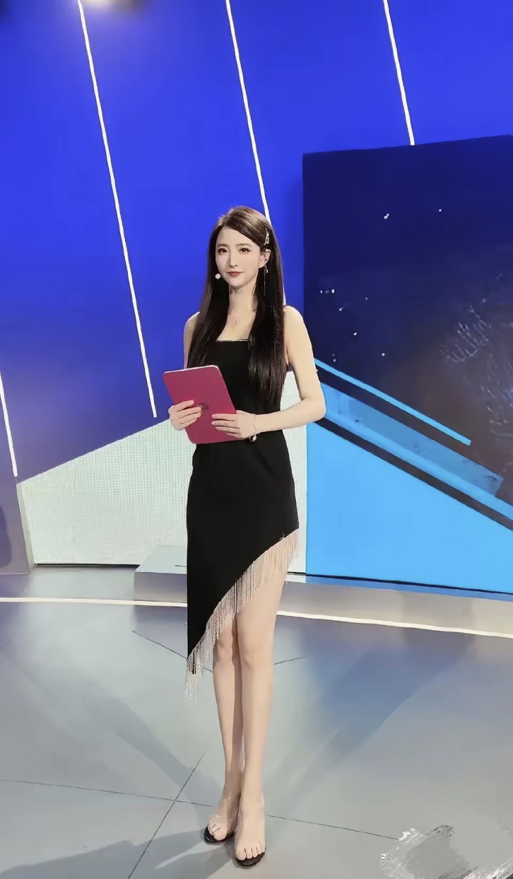 郭珺,身高170cm,是腾讯体育的女主持人,毕业于浙江大学.