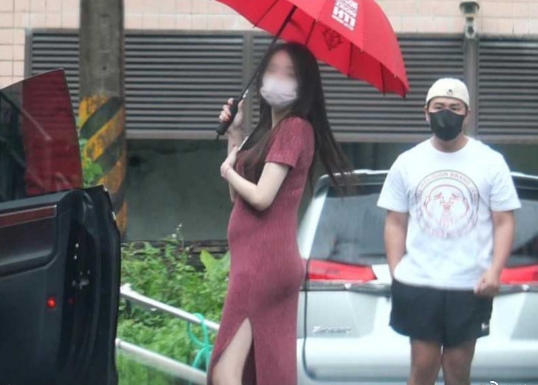 目测欧弟的这位新女友也比他高不少,感觉他们就不会