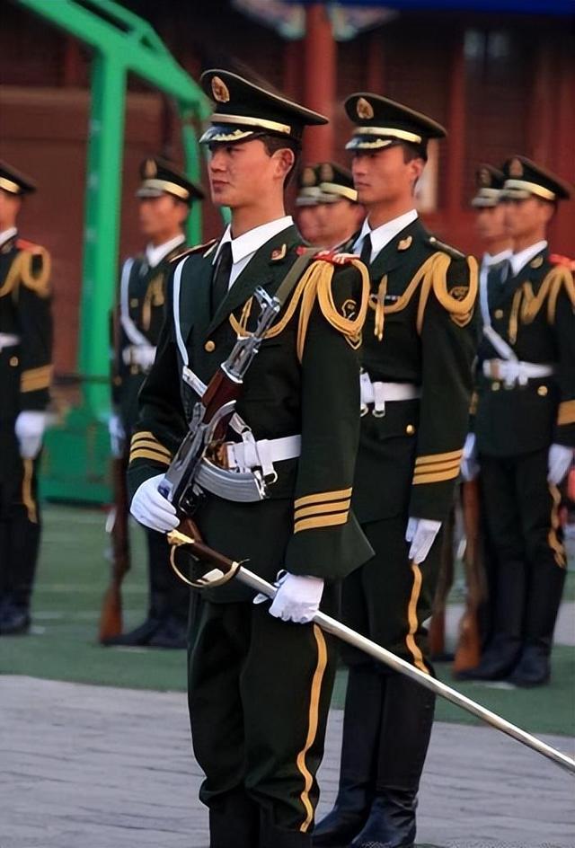 法国总统马克龙访华,网友评论:太帅了,但受到表扬的却不是他