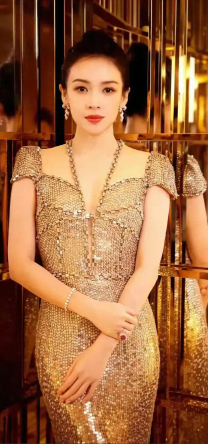 章子怡离婚后带娃心情好,儿子正脸遗传她的美貌,女儿