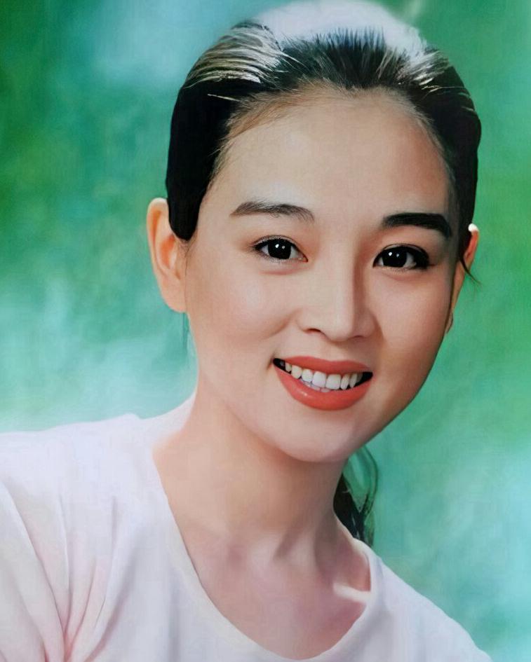 赵明明:步嫂子宋丹丹后尘,被英家人所抛弃,为子退圈的她怎样了