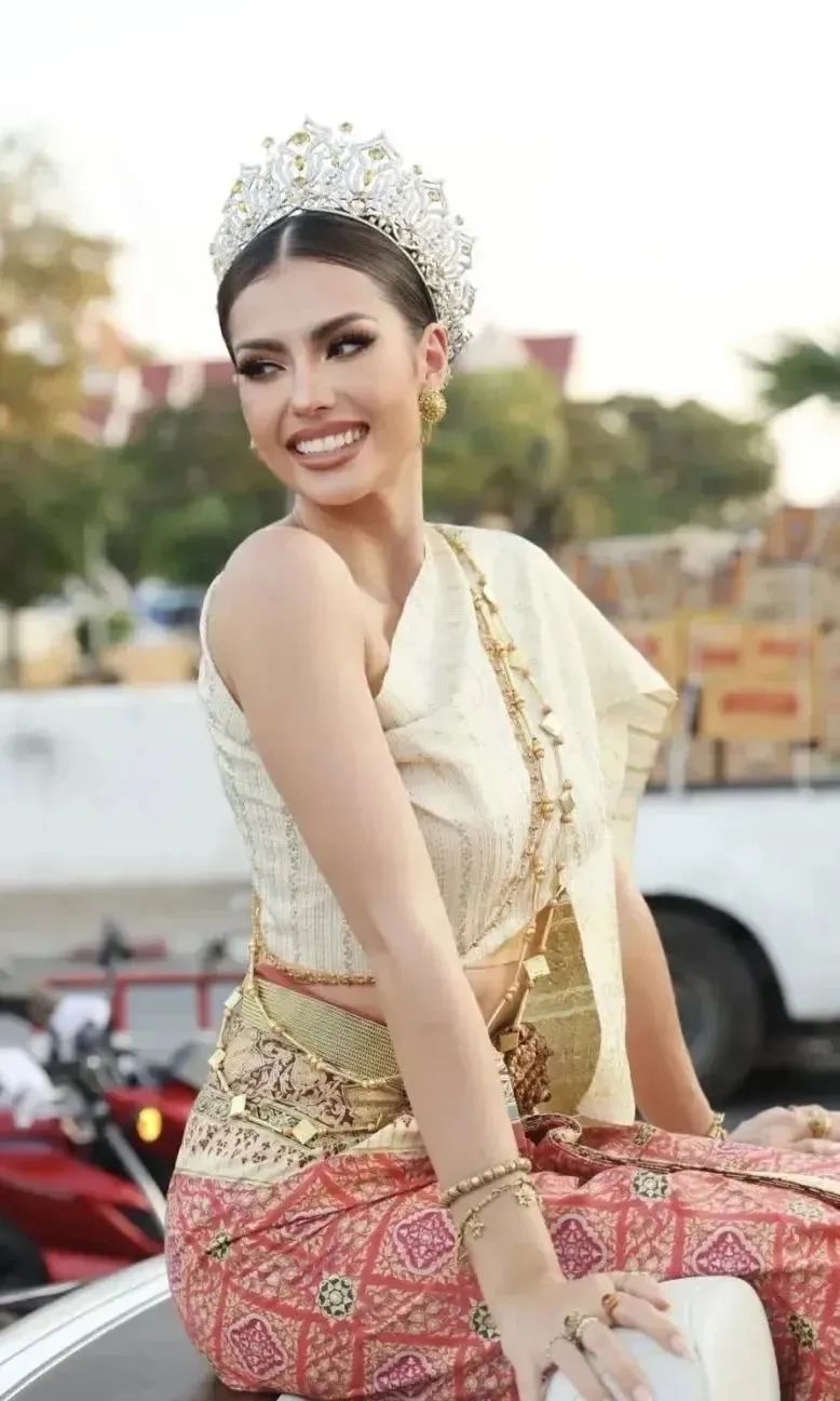 环球小姐冠军:泰国美女安东尼娅·波希尔德的混血之美