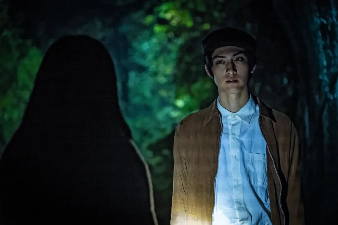 三吉彩花主演的恐怖电影《犬鸣村》,非常适合大半夜看