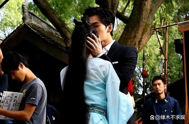 杨洋张天爱恋爱时间线曝光,举止暧昧眼神拉丝,多次穿同一件衣服