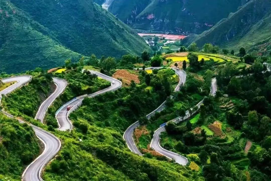 (图源:玉溪发布)精品赛事5:元江县"中国·萨王纳"滑翔伞邀请赛时