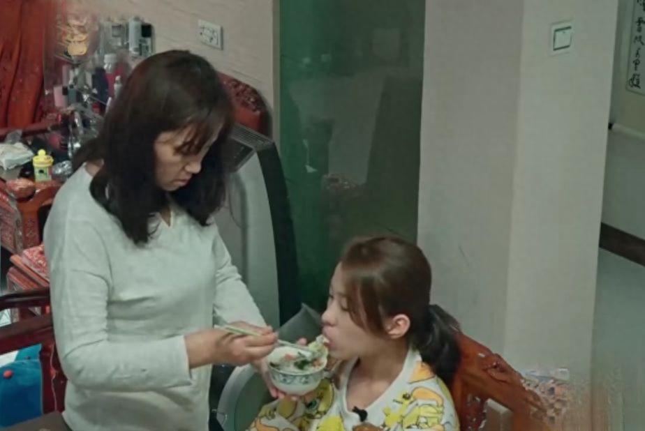 刘思琦在出发去参加《变形计》前,妈妈还在饭桌前亲自喂着刘思琦吃饭