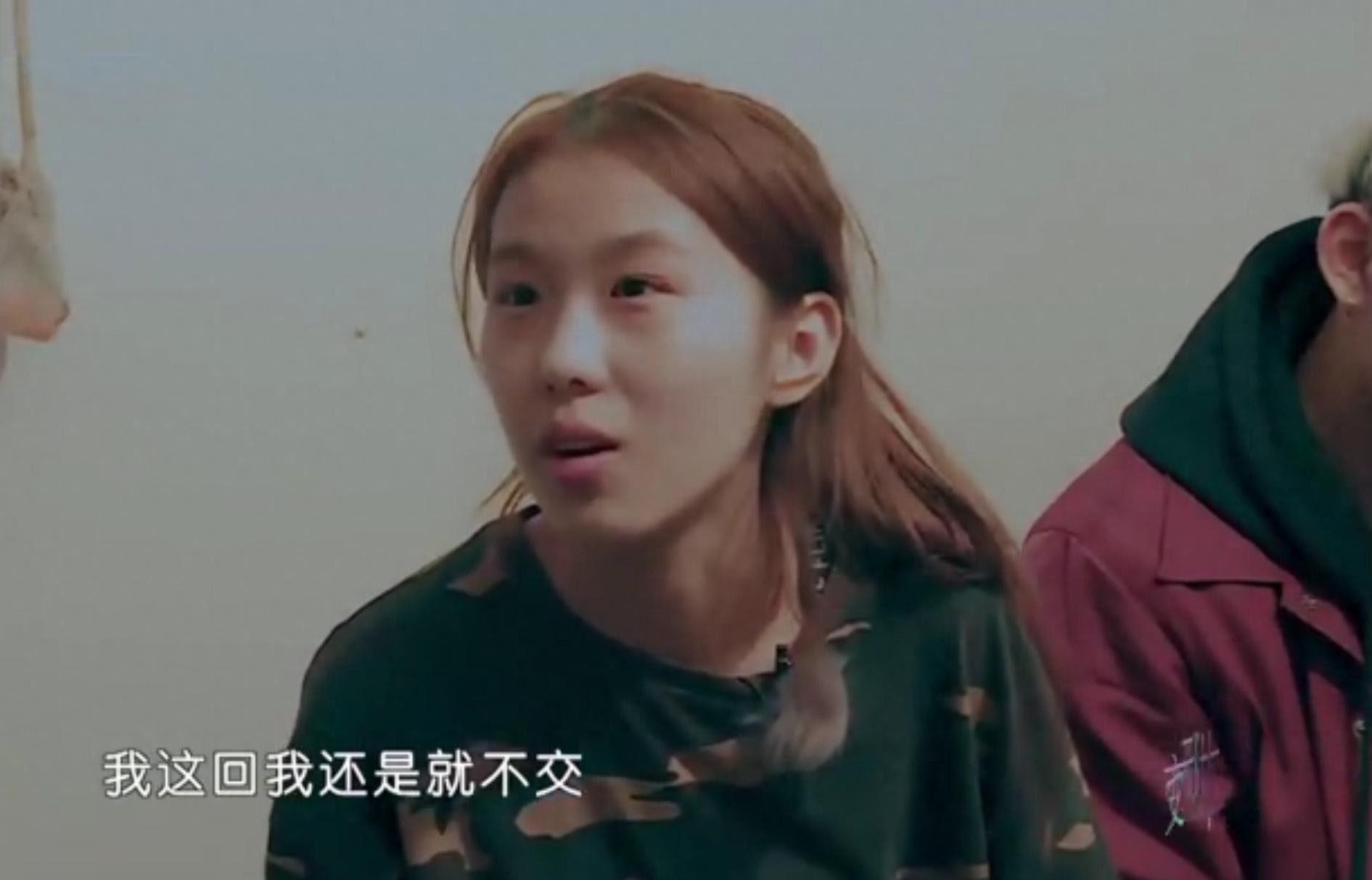 刘思琦在出发去参加《变形计》前,妈妈还在饭桌前亲自喂着刘思琦吃饭