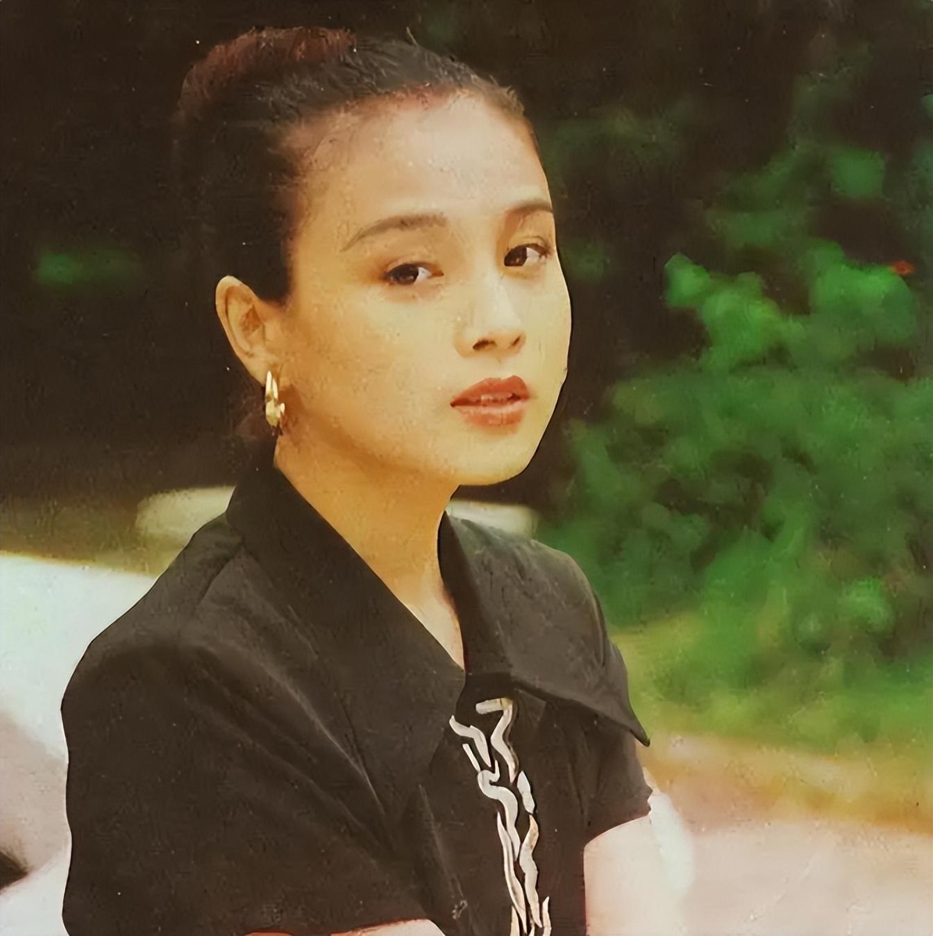 赵明明:步嫂子宋丹丹后尘,被英家人所抛弃,为子退圈的她怎样了