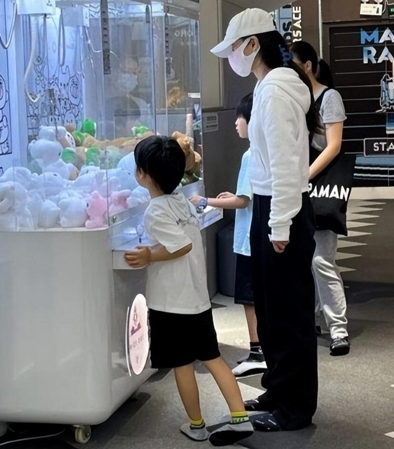 真落寞了!杨颖参加亲子活动满身大牌,穿衣时髦却遭学生家长无视