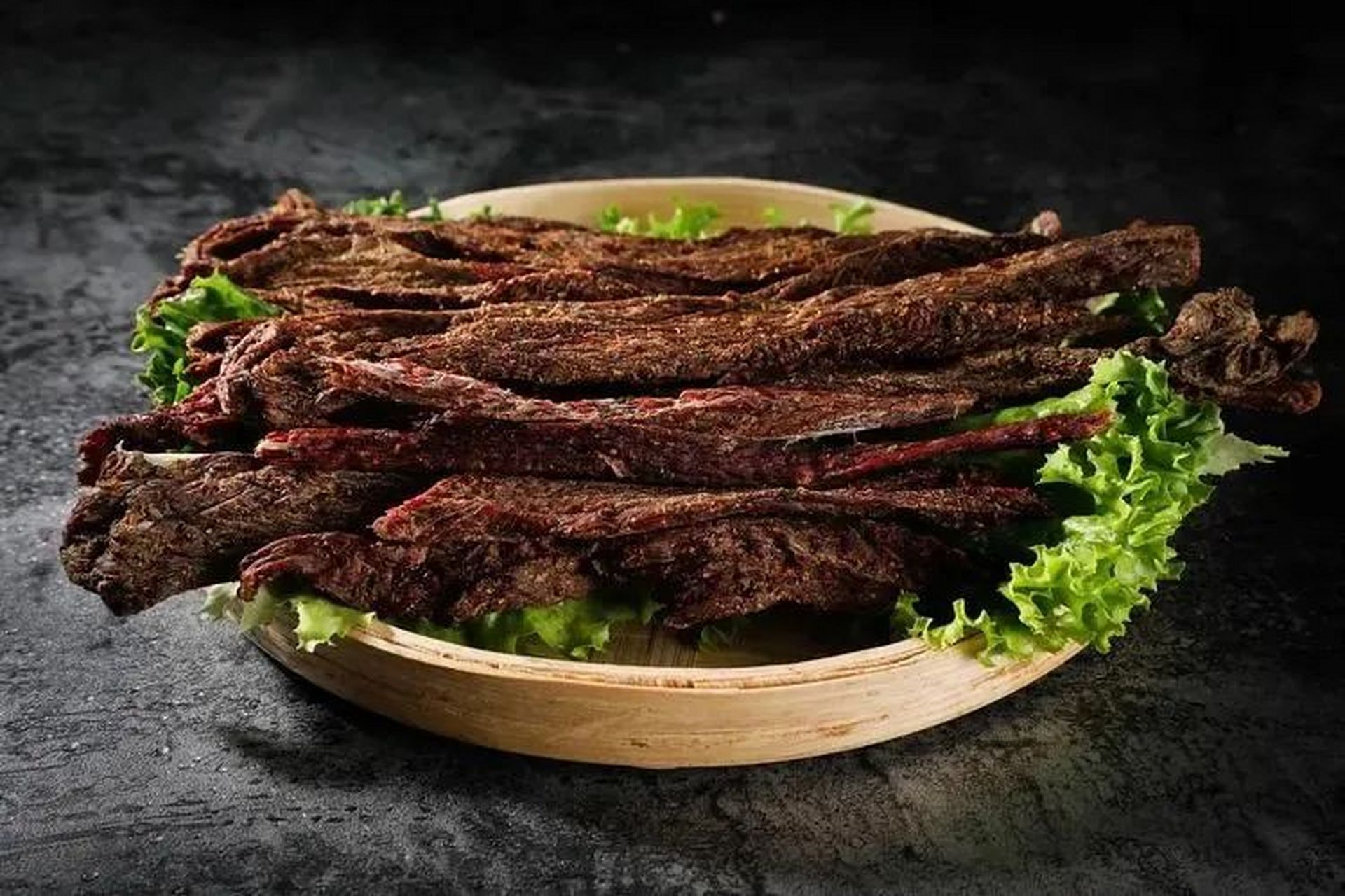 佤族火烧干巴,原始技法打造独特风味;镇康酸扒菜酸辣适口,四季蔬菜不