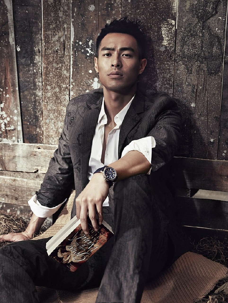 杨祐宁作为最帅40岁小叔录节目穿着不当险走光引发争议!