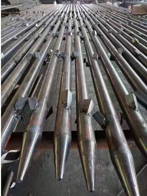 在建筑中,土钉加固地基,提高承载能力,施工简便且成本低