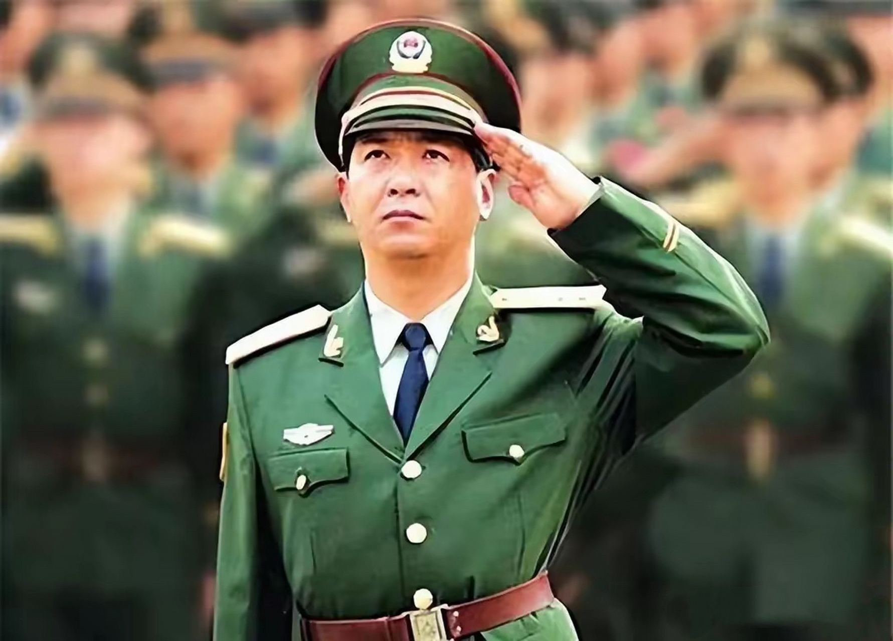 镜头下的他身穿军装,身姿笔挺,手持长枪,气势十足.