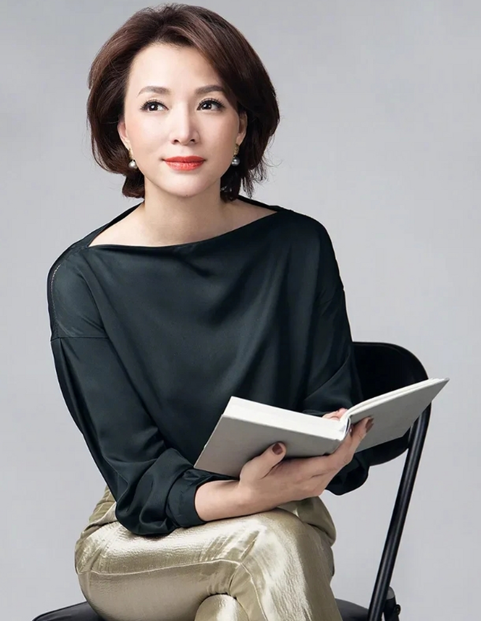 最近消失已经两年多的董卿又有了新身份,入职母校华东师范大学当屏怂