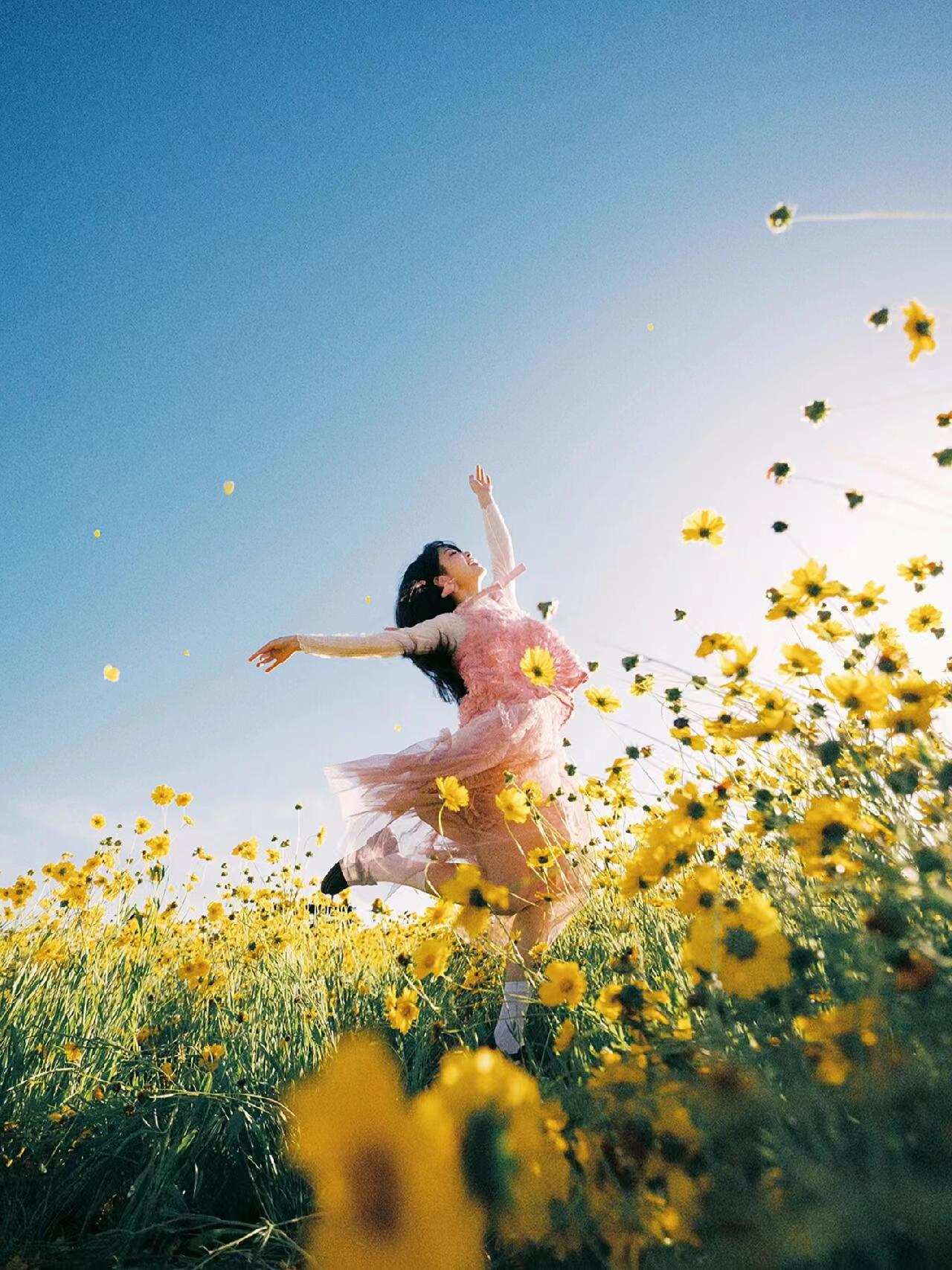 待到山花烂漫时,她在丛中奔跑