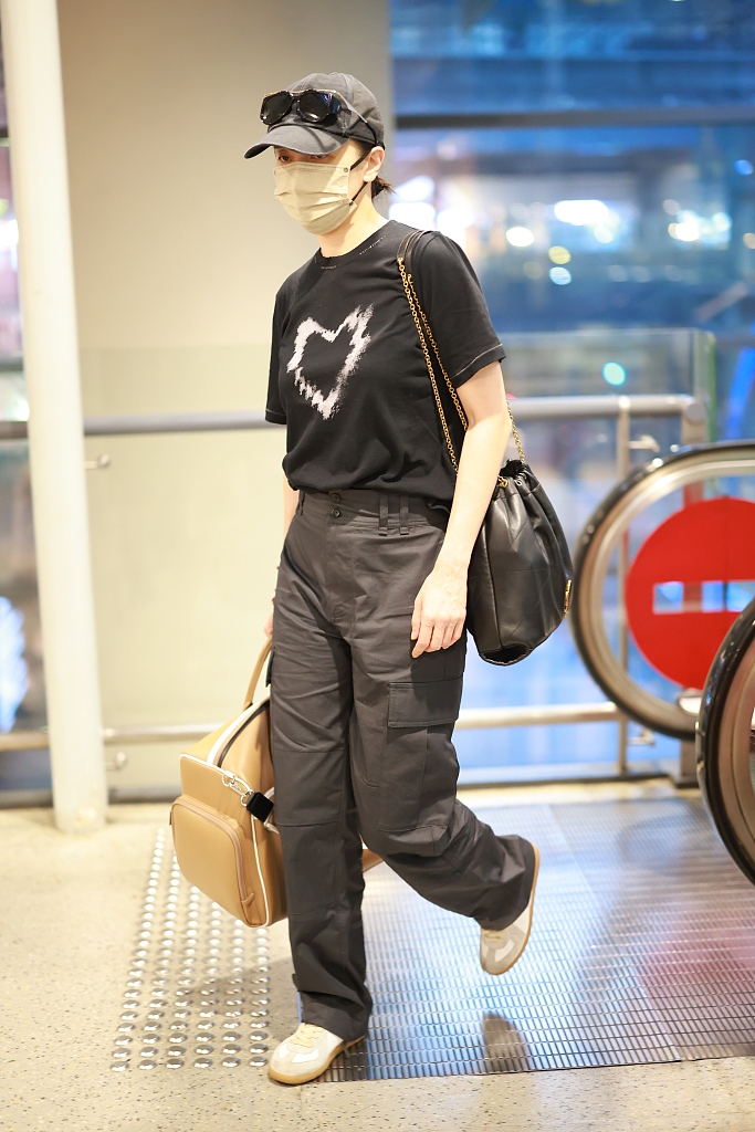 动态连更挑战#宋佳机场街拍来了,她戴了一顶深蓝色的八角帽子,增加了