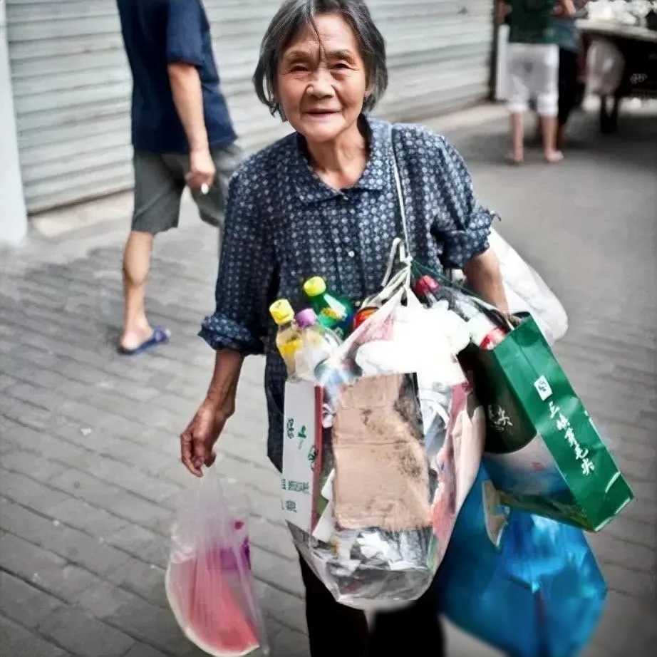 有一位捡垃圾的老奶奶总是吹嘘她儿子月入3万,儿媳月入1万,孙子在国际