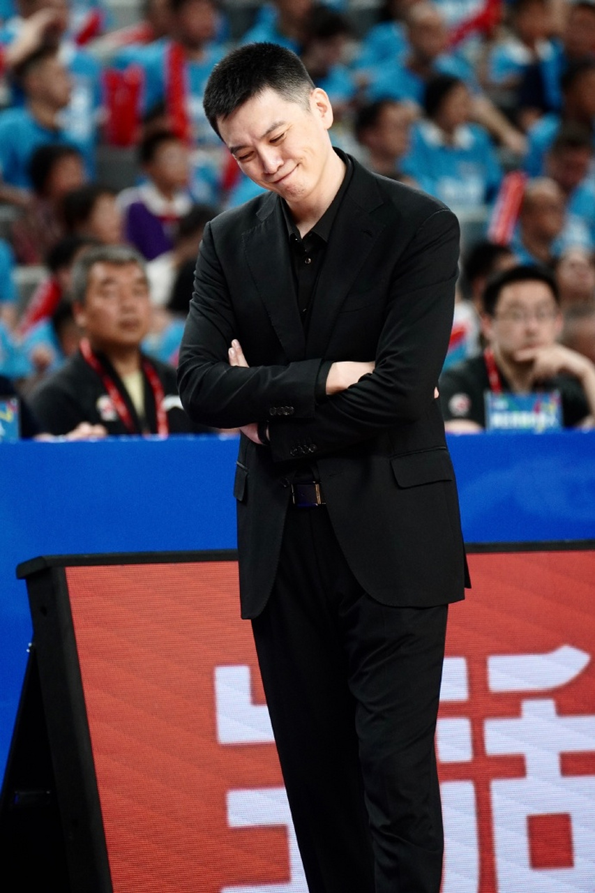 这男人不光负责帅,还是cba最牛主教练了吧!