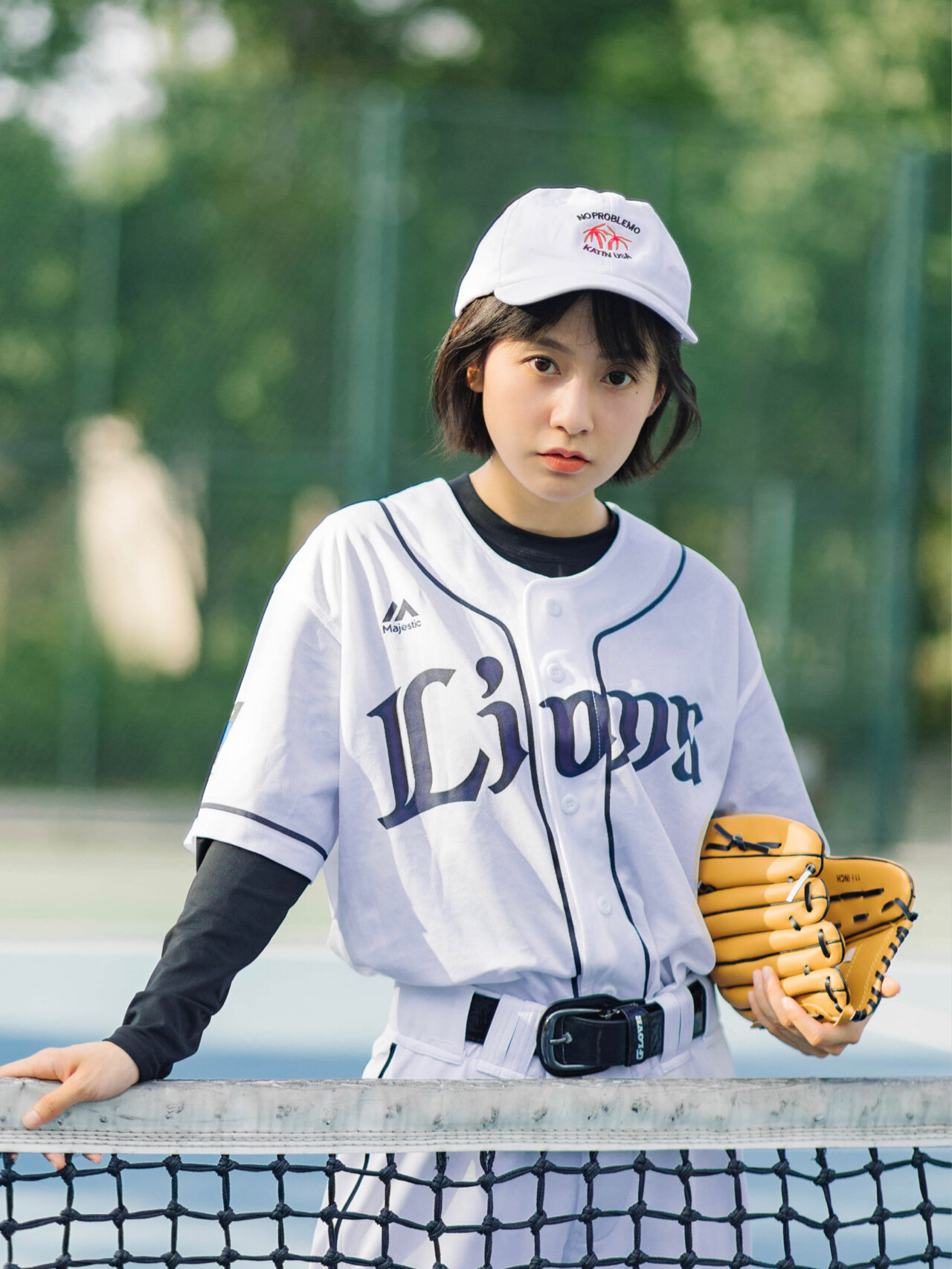 干练的短发加上专业的棒球服,充满运动感又不失可爱,拍摄过程中酷酷