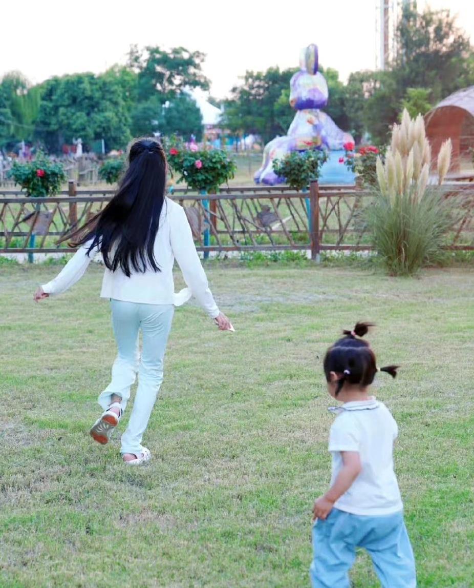 身高已经超过妈妈肩部,翟煦飞的身高有170cm,那11岁大的北北看起来