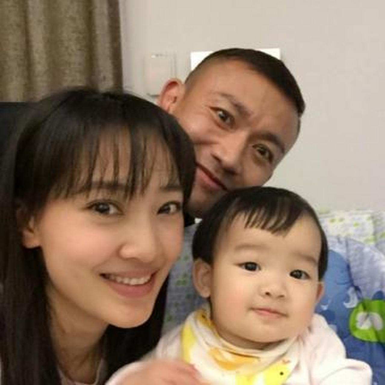 聂远一家的全家福!