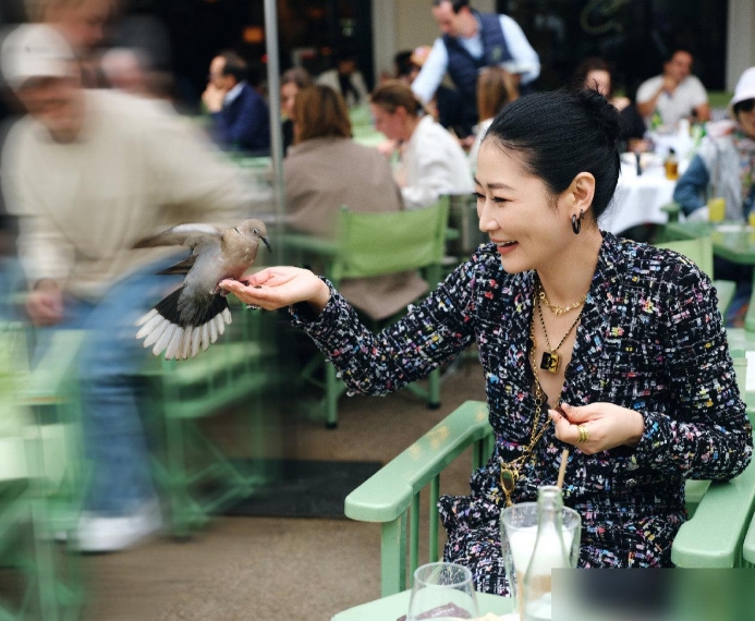 戛纳电影节期间, 导演管虎与妻子梁静在工作之余来到海边享受阳光