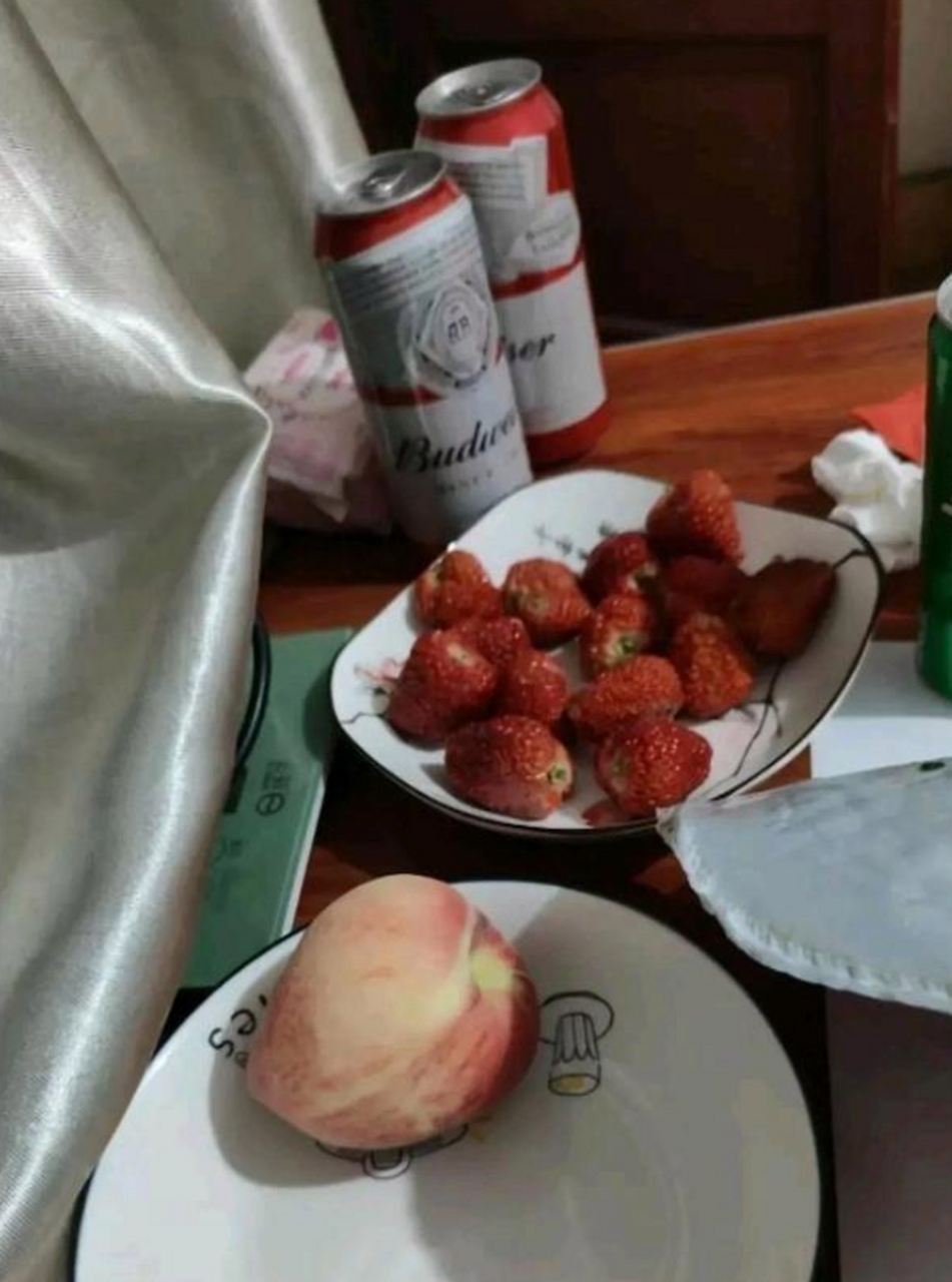 老公出差给我发来的图片,说他自己一个人无聊在酒店喝酒,但是这个我就